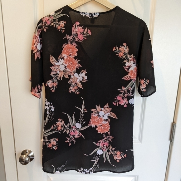 BELLE Sky black floral twist front shirt fits size small - Picture 3 of 3
